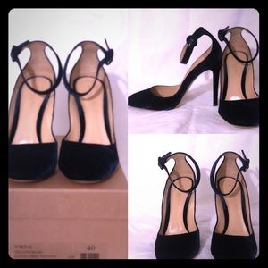 Gianvito Rossi Navy Velvet  Pumps